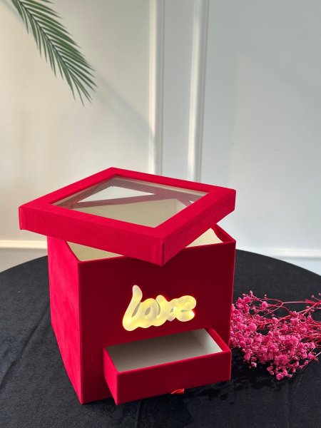 صندوق مربع مخمل LOVE مضيئ